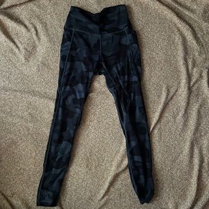 Senita size M black camo skin leggings